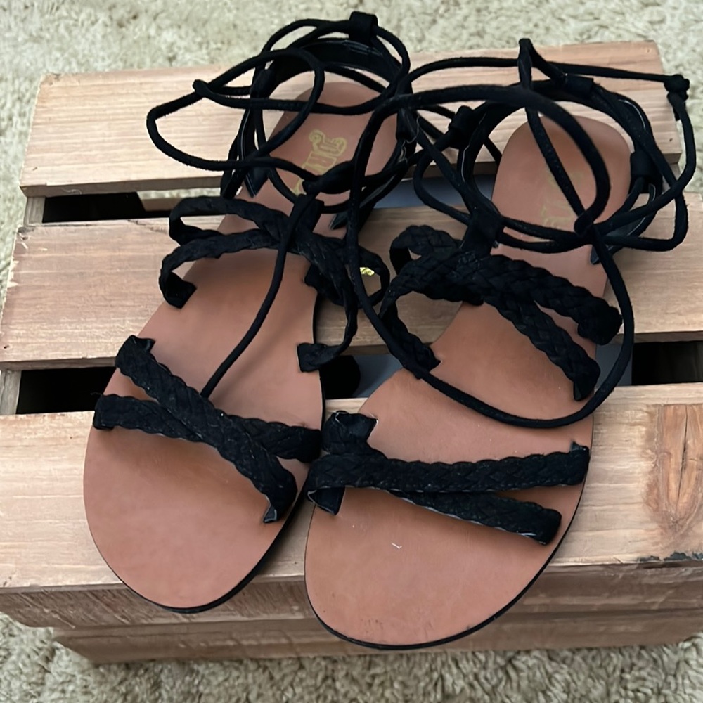 ✅ (4 for $15) Drash black sandals